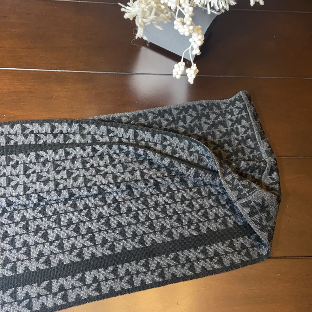 Michael Kors Infinity Scarf. - Picture 5 of 6